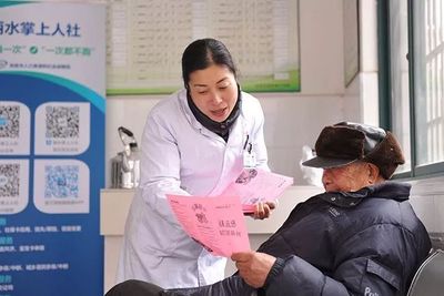 “健康大篷车”驶入龙泉查田 送医下乡暖民心，健康服务零距离